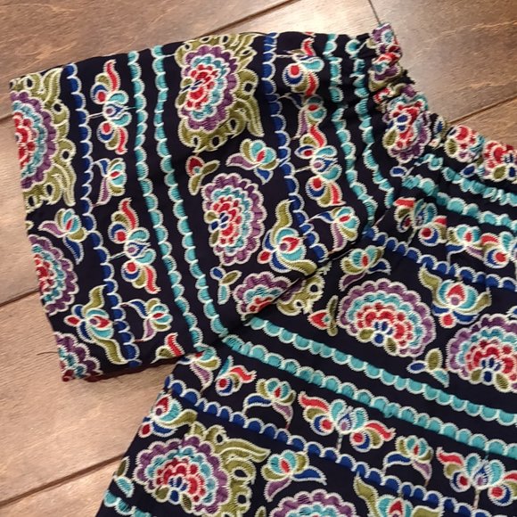 Romeo & Juliet Couture Embroidered On Or Off The Shoulder Top SIZE MEDIUM - Picture 5 of 9